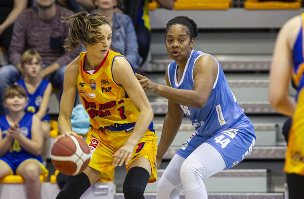 Koszykarka VBW Arki Gdynia Alice Kunek (L) i Courtney Hunt (P) z PolskaStrefaInwestycji Enei Gorzów Wlkp. podczas meczu Ekstraklasy