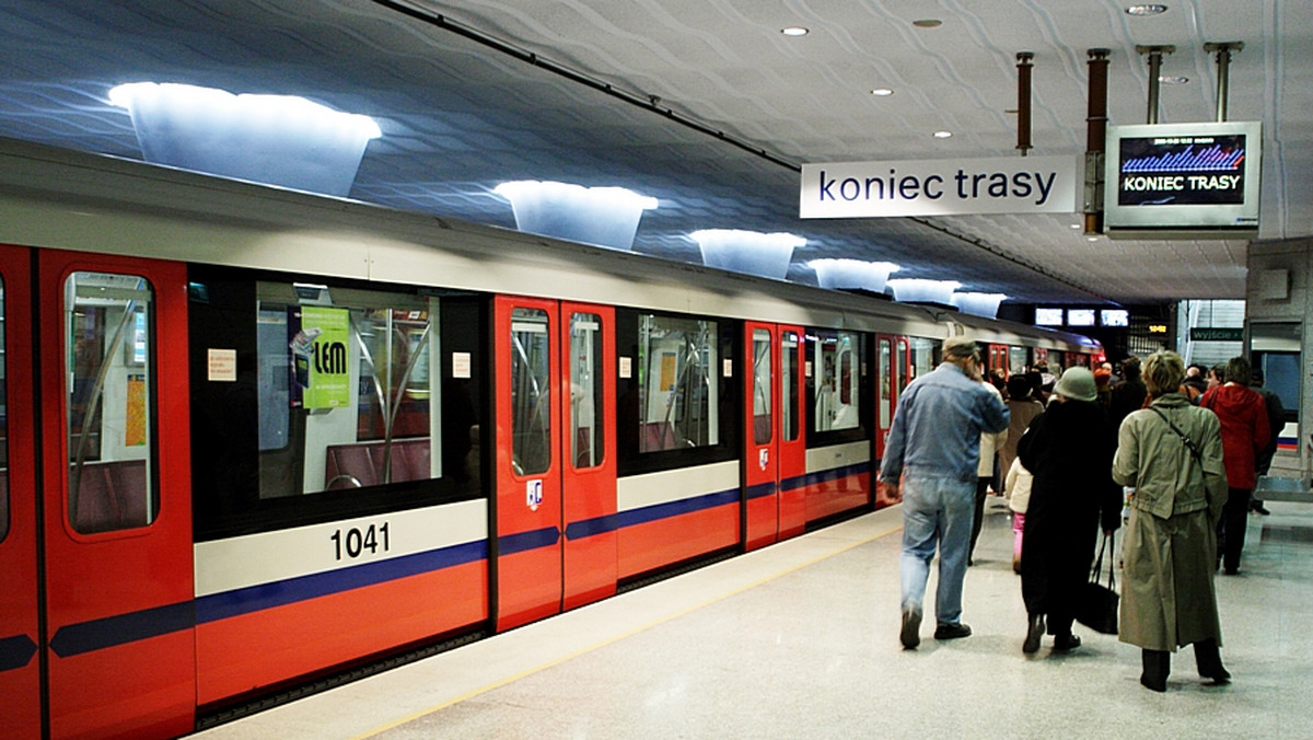 Pociągi metra przestaną kursować w weekendowe noce - poinformował w piątek Zarząd Transportu Miejskiego. Powodem są oszczędności. Ostatni nocny pociąg pojedzie w nocy z 9 na 10 lutego, gdy kończą się ferie na Mazowszu.