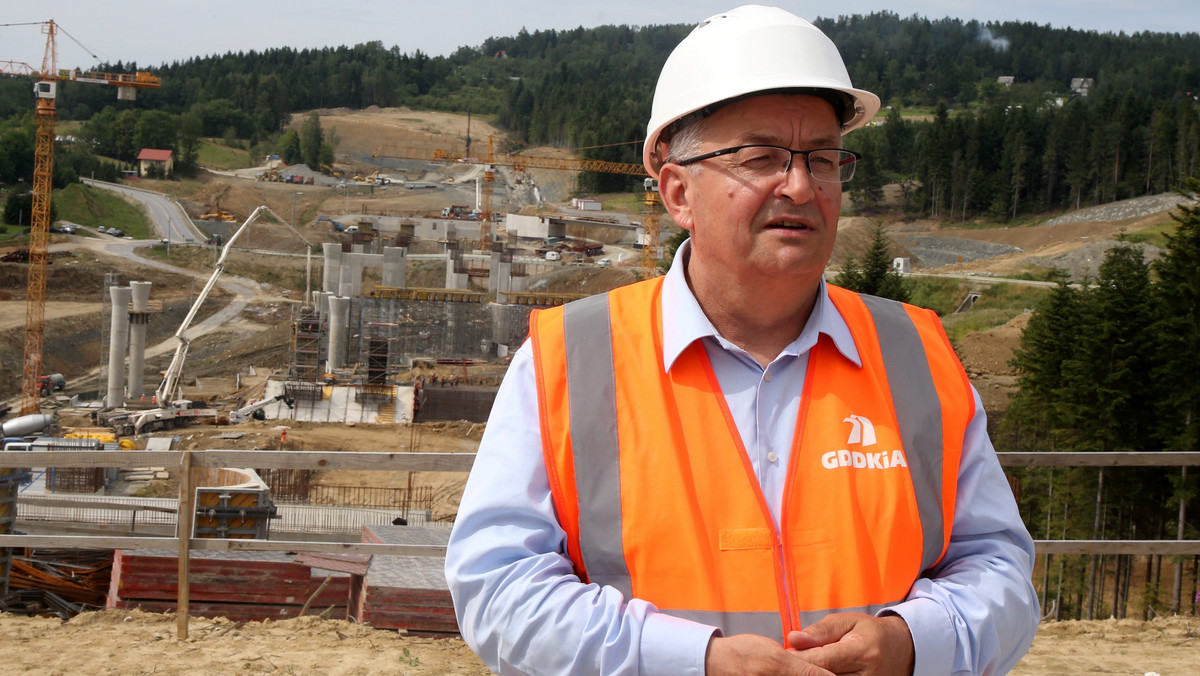 Minister Andrzej Adamczyk na placu budowy drogi ekspresowej S7