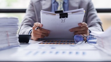 jak ustalić podstawę zasiłku chorobowego z premii kwartalnych?