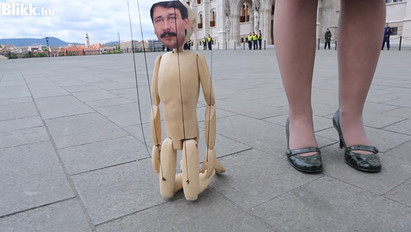 "Nekem nem vagy az elnököm" - így tüntettek Áder ellen a Kossuth téren - videó