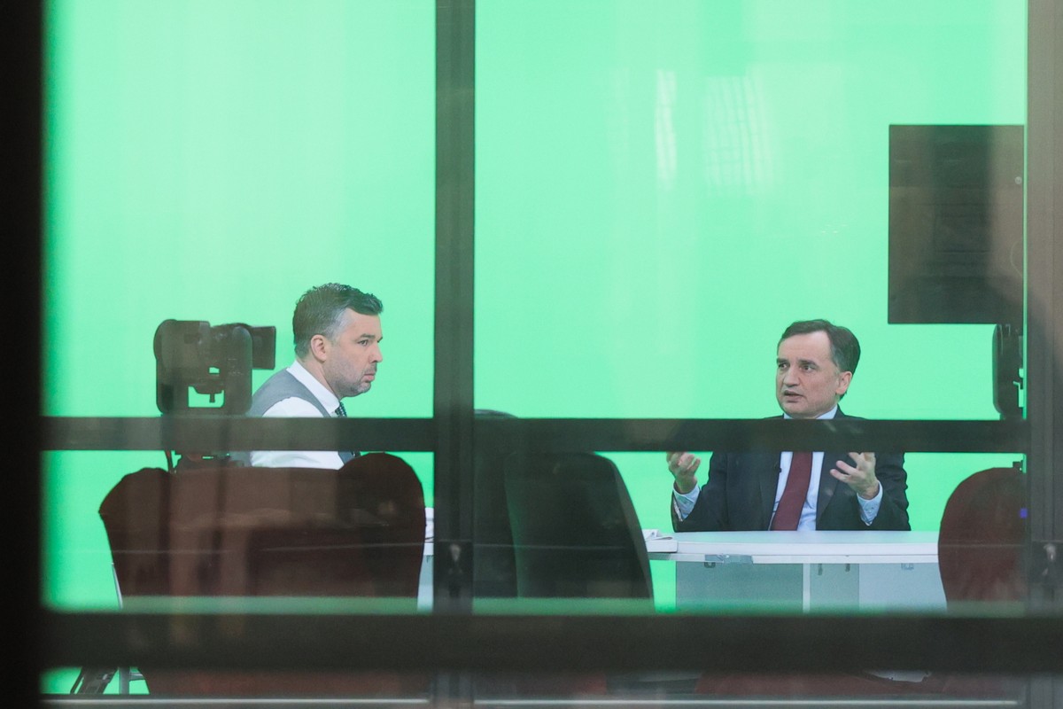 Warszawa, 31.01.2025. Były minister sprawiedliwości, poseł PiS Zbigniew Ziobro (P) oraz dziennikarz Michał Rachoń (L) podczas transmitowanej na żywo rozmowy w studiu Telewizji Republika w Warszawie, 31 bm. Poseł Ziobro ma zostać dzisiaj doprowadzony na posiedzenie sejmowej Komisji Śledczej ds. inwigilacji systemem Pegasus i przesłuchany w charakterze świadka. (jm) PAP/Rafał Guz