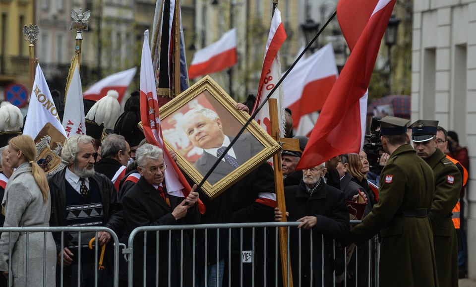 Uczestnicy Apelu Pamięci przed Pałacem Prezydenckim na Krakowskim Przedmieściu