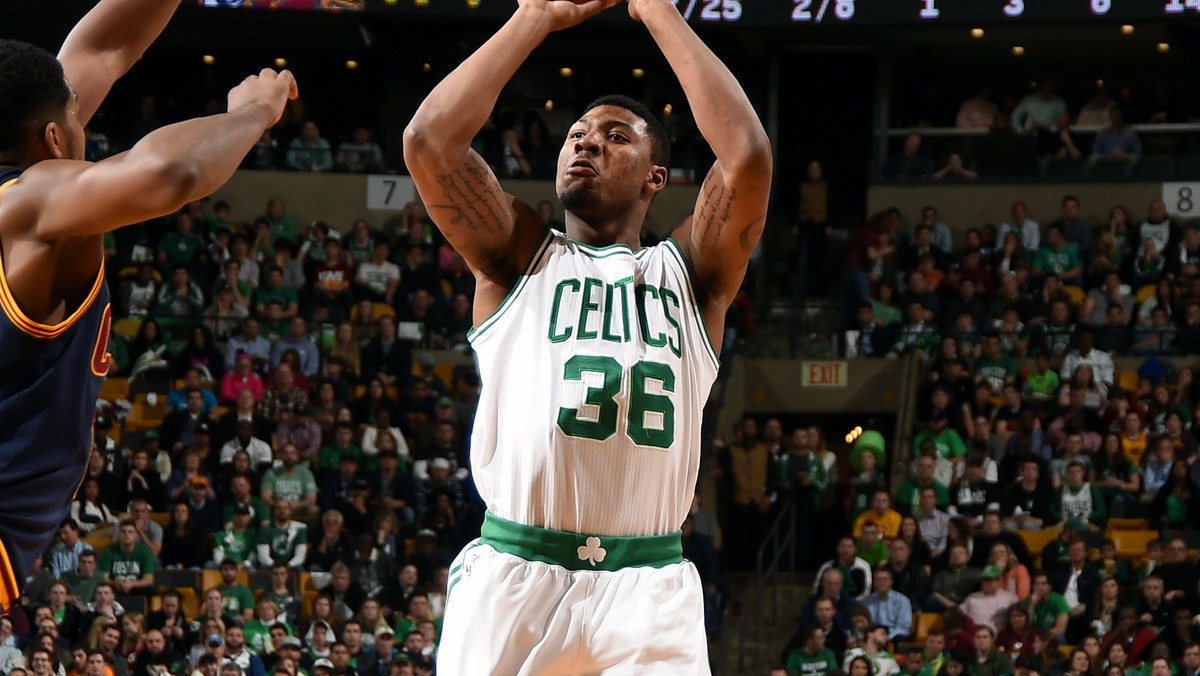 Marcus Smart, zawodnik Boston Celtics, ostatnio udał się do swojej dawnej szkoły, która mieści się we Flower Mound, w stanie Teksas. Tam w sali gimnastycznej zaprezentował wyjątkowy rzut do kosza.