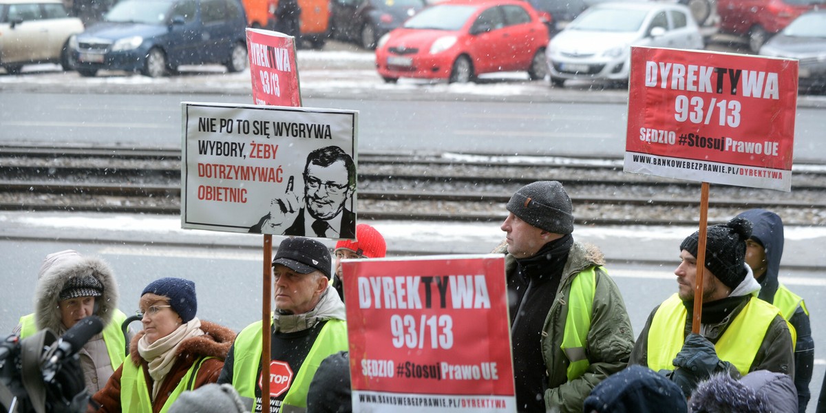 Frank szwajcarski jest poddany ostatnio sporym wahaniom. Wszystko przez niepewność na rynku co do dalszego powodzenia negocjacji brytyjskich oraz polskiego i węgierskiego weta. Do tego dochodzi ważna wypowiedź szefa Komisji Nadzoru Finansowego o frankowiczach.