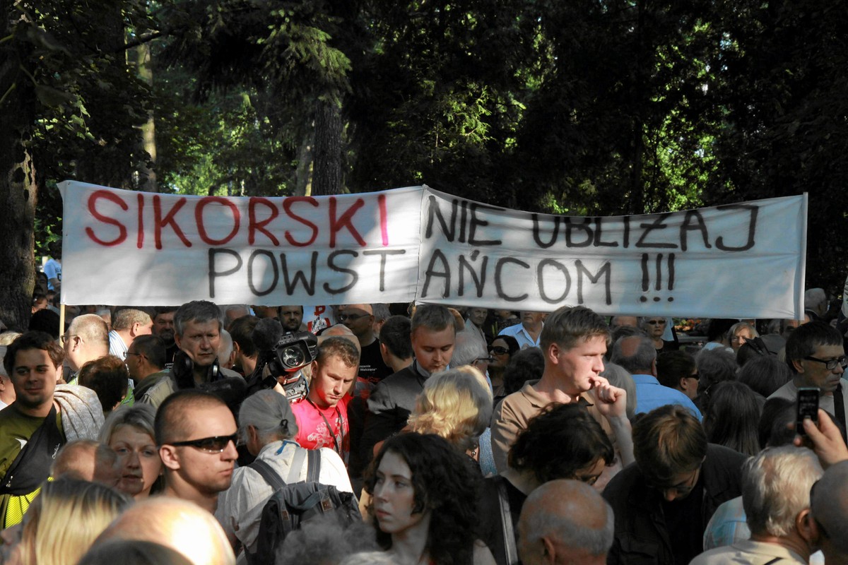 Transaprent na Powązkach w rocznicę wybuchu Powstania Warszawskiego w 2011 roku