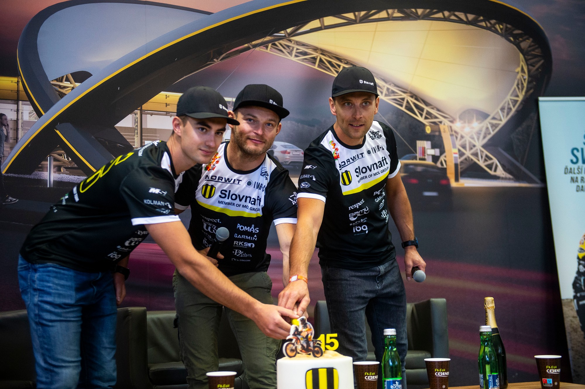 Na snímke zľava podpora tímu Rastislav Kokavec, slovenský motocyklový pretekár Štefan Svitko a mechanik Ladislav Morinec.