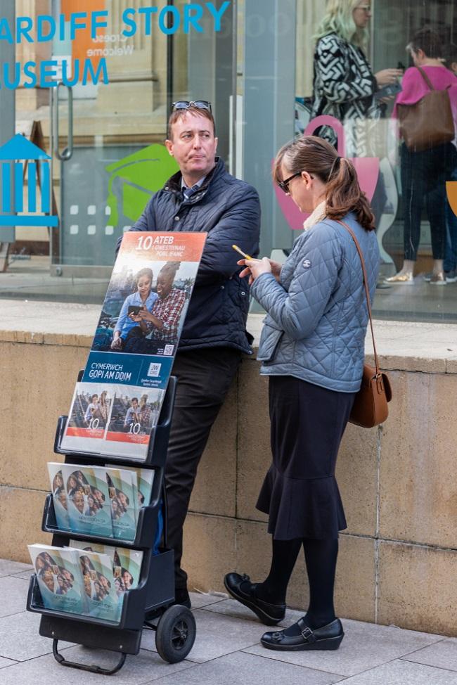 Świadkowie Jehowy na ulicach Cardiff [Wielka Brytania, 2017 r.]