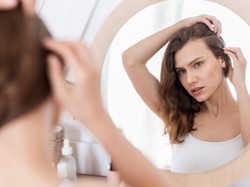 Polekowe wypadanie włosów. Co warto o nim wiedzieć?