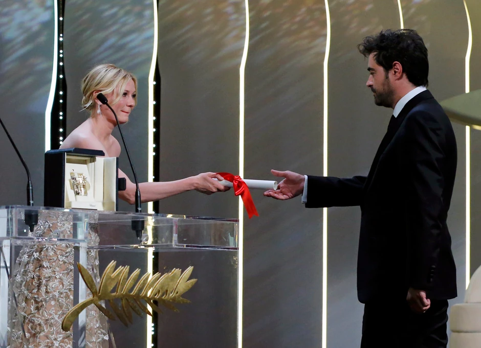 Šahab Hoseini nagrađen za najbolju mušku ulogu, nagradu mu uručila Kirsten Danst