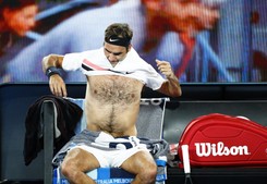 Roger Federer 'zaświecił' torsem na Australian Open. To nie był piękny widok [FOTO]