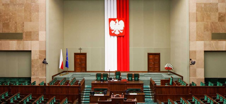PiS odrabia sondażową stratę. Opozycja traci. SONDAŻ