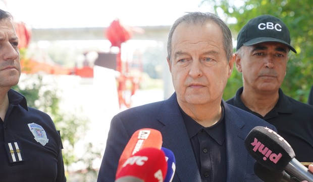Ivica Dačić  obilazak  vatrogasnog broda 