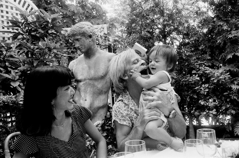 Klaus Kinski z żoną i synem Nikolaiem [Paryż, 1977 r.]