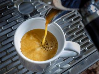 W pierwszym półroczu br. wydatki gospodarstw domowych na kawę wyniosły 1,54 mld zł i były o 7,1 proc. wyższe niż przed rokiem. Konsumenci coraz częściej sięgają także po ekspresy do kawy