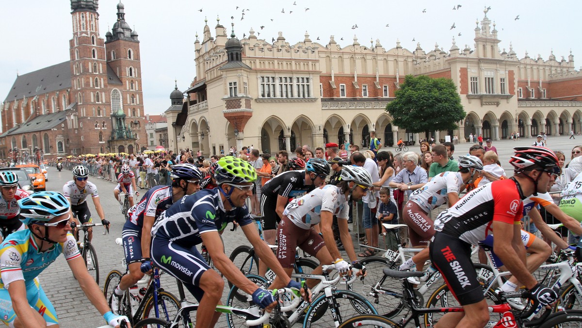 Dziś w Krakowie odbył się wielki finisz Tour de Pologne. Kolarze pokonali 128 kilometrów, w tym dziesięć razy pojechali pętlą w samym centrum miasta. Władze Krakowa zapłaciły za organizację tego kolarskiego święta około pół miliona złotych, ale potencjalne zyski mogą być dużo większe - pisze "Dziennik Polski".