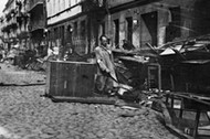 Rzeczy pozostawione na ul. Miłej po wywiezieniu Żydów do Treblinki. Warszawa, lato 1942 r.