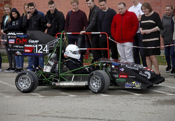 Wyścigówka została zbudowana przez zespół Cerber Motorsport kierowany przez studenta Wydziału Mechanicznego PB, inż. Adama Zalewskiego. Maszyna waży 210 kilogramów i napędzana jest silnikiem o mocy 89 koni mechanicznych, który umożliwia rozpędzenie bolidu do 100 kilometrów na godzinę w trzy i pół sekundy. fot. (ar/gj) PAP/Artur Reszko