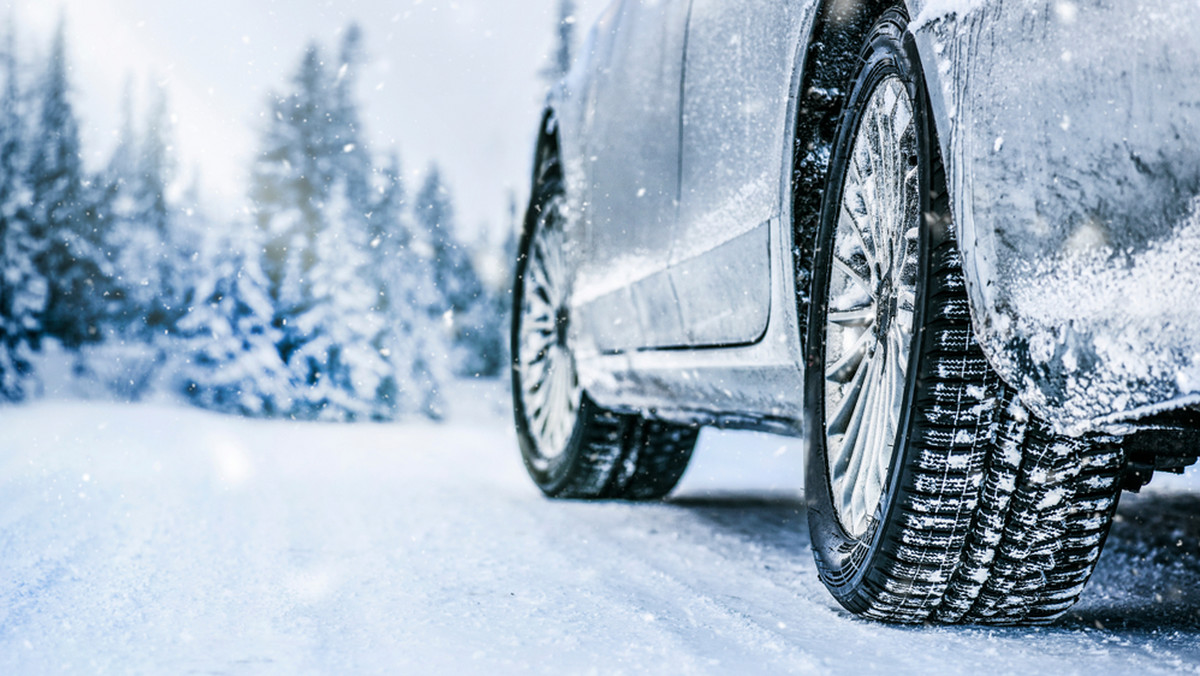 Instytut Meteorologii i Gospodarki Wodnej wydał ostrzeżenia przed silnym wiatrem, zawiejami i zamieciami oraz oblodzeniem na zachodzie i północy kraju, na południowym wschodzie zapowiadane są intensywne opady śniegu.