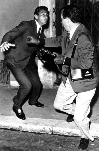 Włoski aktor Walter Chiari atakuje fotografa Tazio Secchiaroli, który próbował sfotografować go z kochanką Rzym 1958