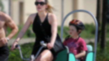 Kate Winslet na rowerze z synem