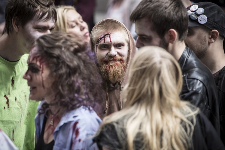 Uczestnicy zombie walk 2015