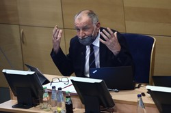 Ojciec prezydenta Dudy zostaje na stanowisku. PiS nie dopuściło do głosowania uchwały KO