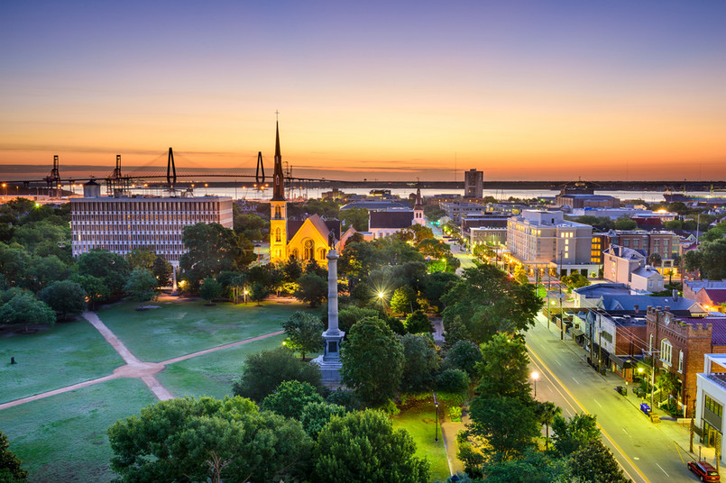 1. Charleston, Karolina Południowa Dlaczego wygrywa Charleston? Turystom spodobała się jego wielkość. To bowiem średnie miasteczko liczące niecałe 120 tys. mieszkańców. Wskazywali, że praktycznie w każde interesujące ich miejsce mogą dotrzeć na piechotę. Czytelnicy uznali, że miasto to jest "stworzone dla odwiedzających": bezpieczne, przyjazne, a jego mieszkańcy są nadzwyczaj gościnni.