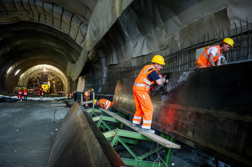 Trwa budowa tunelu pod zakopianką