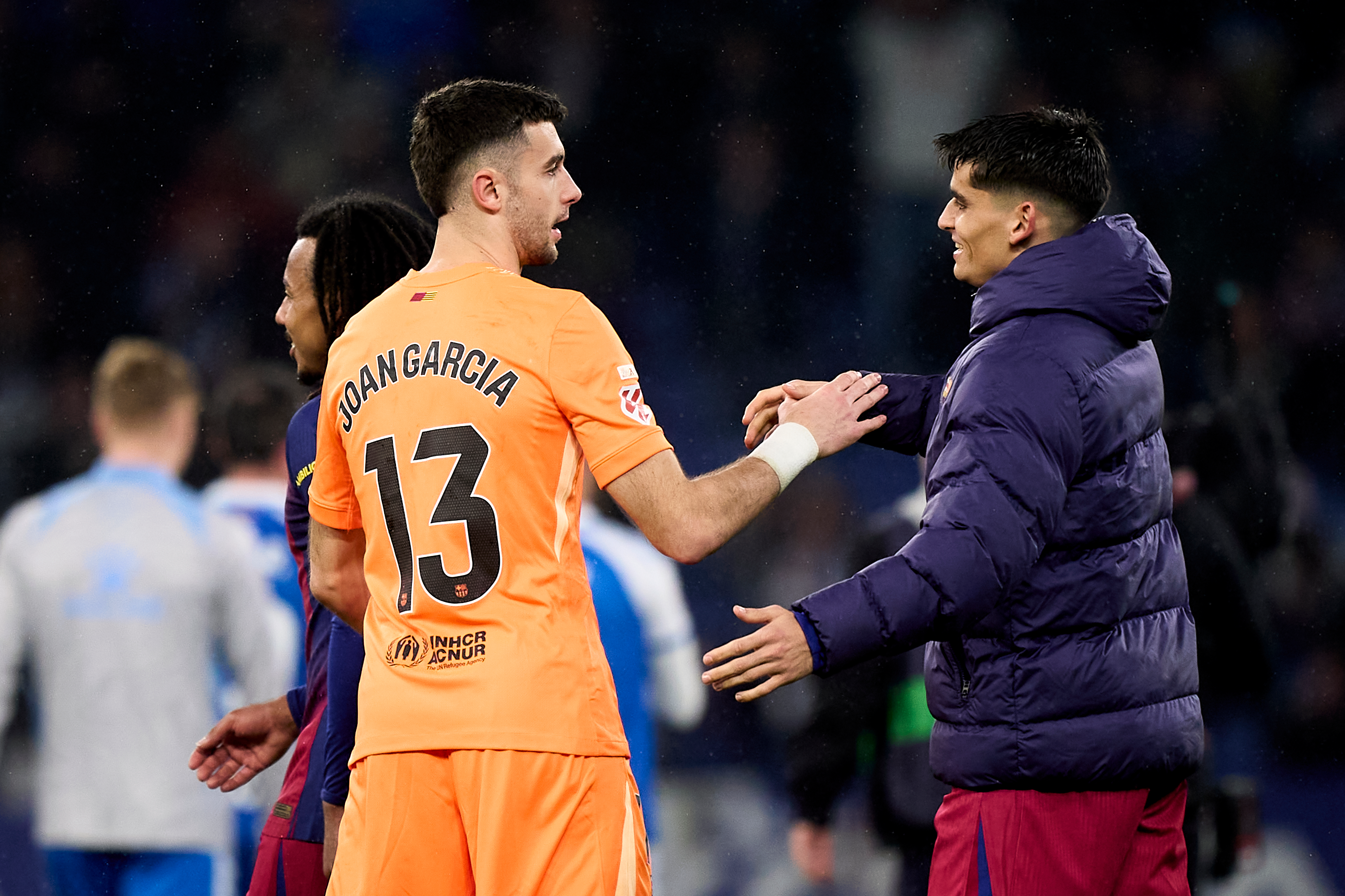 Joan García brilla en Cornellà: 6 paradas MVP y presión sobre Unai Simón