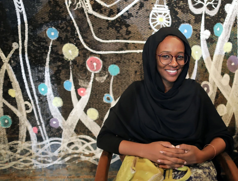 Dizajnerka i vizuelna umetnica Duha Muhamed pozira za portret na multikulturnom događaju na sedećim protestima blizu sedišta vojske 