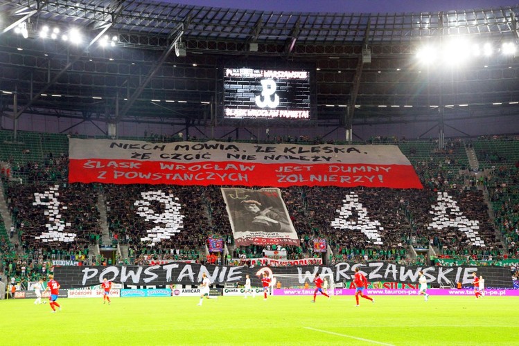 Powstanie Warszawskie - Tak rocznicę uczcili na Stadionie Miejskim we Wrocławiu kibice Śląska Wrocław