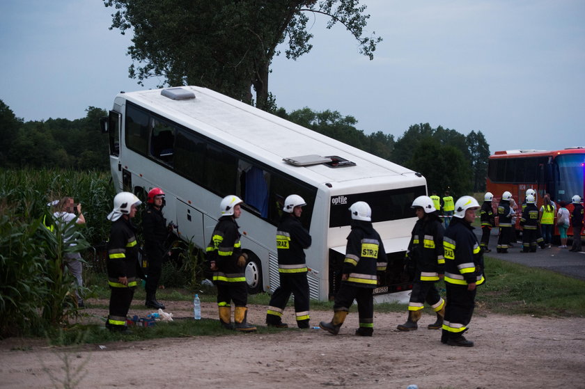 Groźny wypadek pod Łodzią. Autokar zderzył się z ciągnikiem