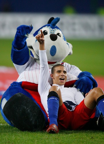 Mohamed Zidan z SV Hamburg z maskotką Dino