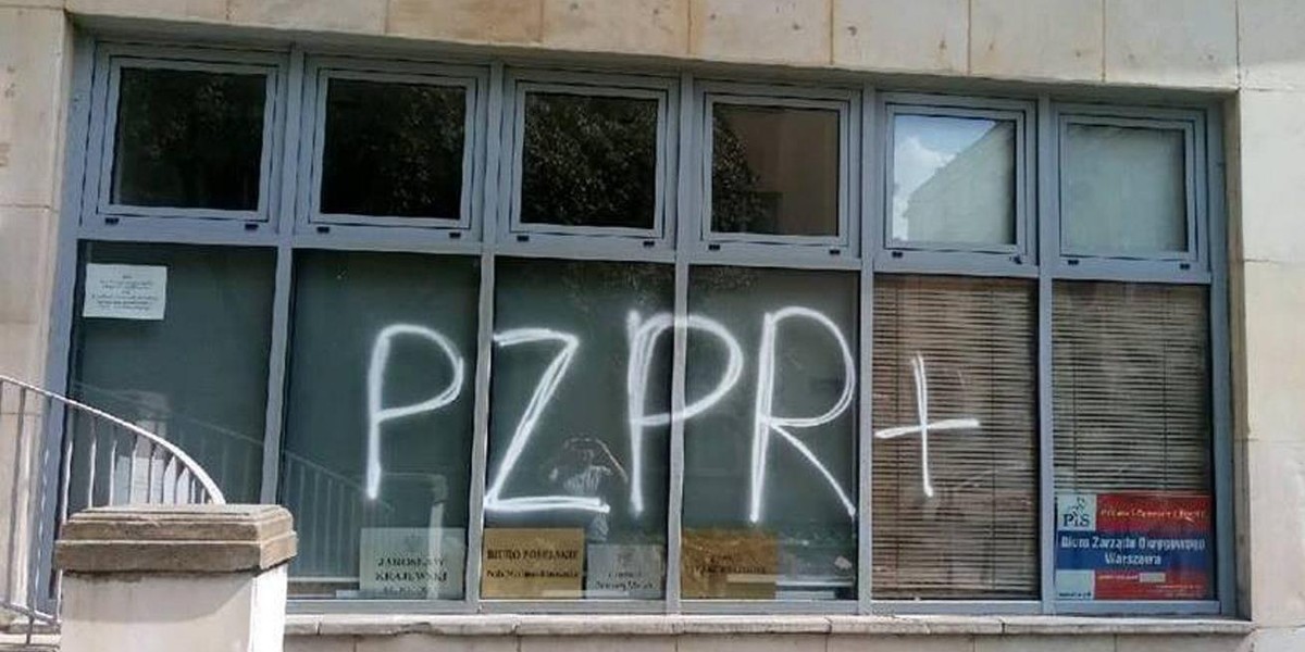 Warszawa. Kolejny atak na biuro PiS