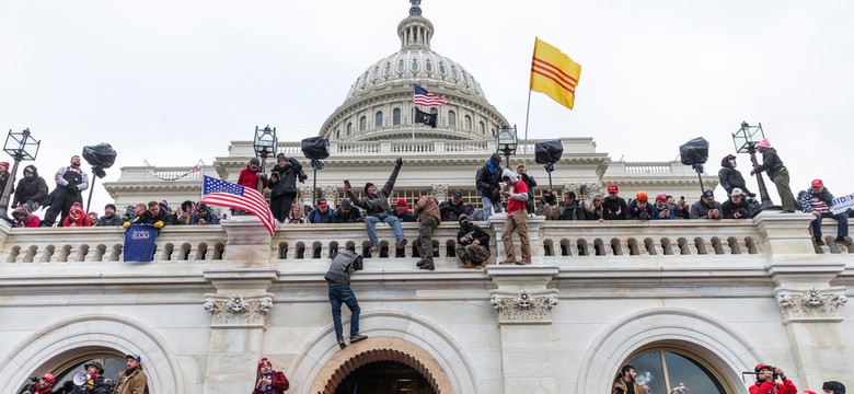 Wdarł się na Kapitol, zranił policjanta, przed sądem przepraszał. Wyrok: 7,5 roku