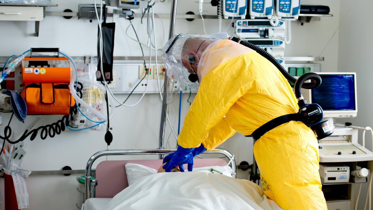 Lekarz ze szpitala Schwabing w Monachium. Zespół szpitala przygotowany jest na przyjmowanie pacjentów z podejrzeniem gorączki krwotocznej 