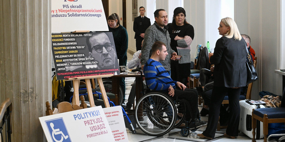 Iwona Hartwich poinformowała, że osoby niepełnosprawne oraz ich opiekunowie opuszczą Sejm. To jednak nie kończy ich walki o podwyższenie renty socjalnej do wysokości najniższego krajowego wynagrodzenia.