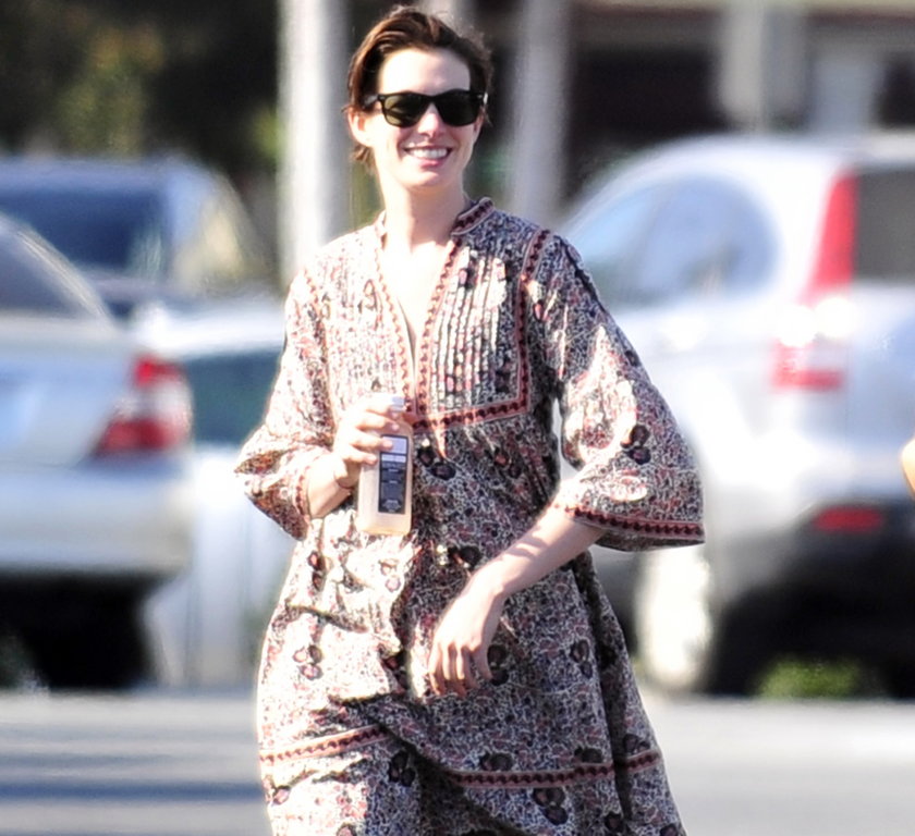 Anne Hathaway za duża sukienka