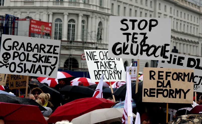 Manifestacja rozpoczęła się w południe wiecem na pl. Piłsudskiego, a zakończyła się ok. 15.00. Uczestniczyli w niej rodzice, nauczyciele, przedstawiciele samorządu terytorialnego, dyrektorzy szkół, samorządowcy i przedstawiciele świata nauki. Według głównego organizatora manifestacji - Związku Nauczycielstwa Polskiego - uczestniczyło w niej ok. 50 tys. osób; w tym 35 tys. nauczycieli-członków związku. Organizatorami było kilkanaście organizacji i stowarzyszeń. Stołeczna policja oceniała, że na pl. Piłsudskiego o godz. 13 było ok. 15 tys. osób.