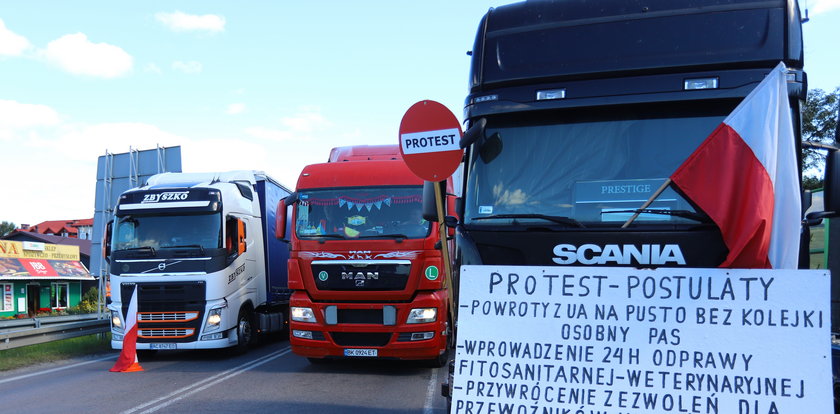 Kierowcy chcą, żeby Ukraińcy skrócili kolejki dla pustych ciężarówek. W proteście zablokowali przejście w Dorohusku. "Puszczamy jedno auto na godzinę"