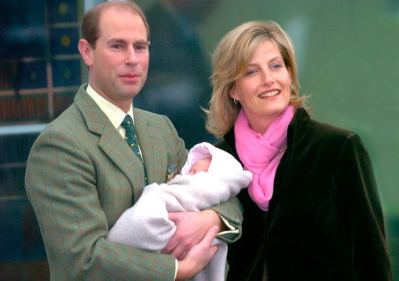 Pierwsze zdjęcia kolejnych członków rodziny Windsorów: książę Edward i hrabina Sophie z córką, lady Louise w 2003 r.