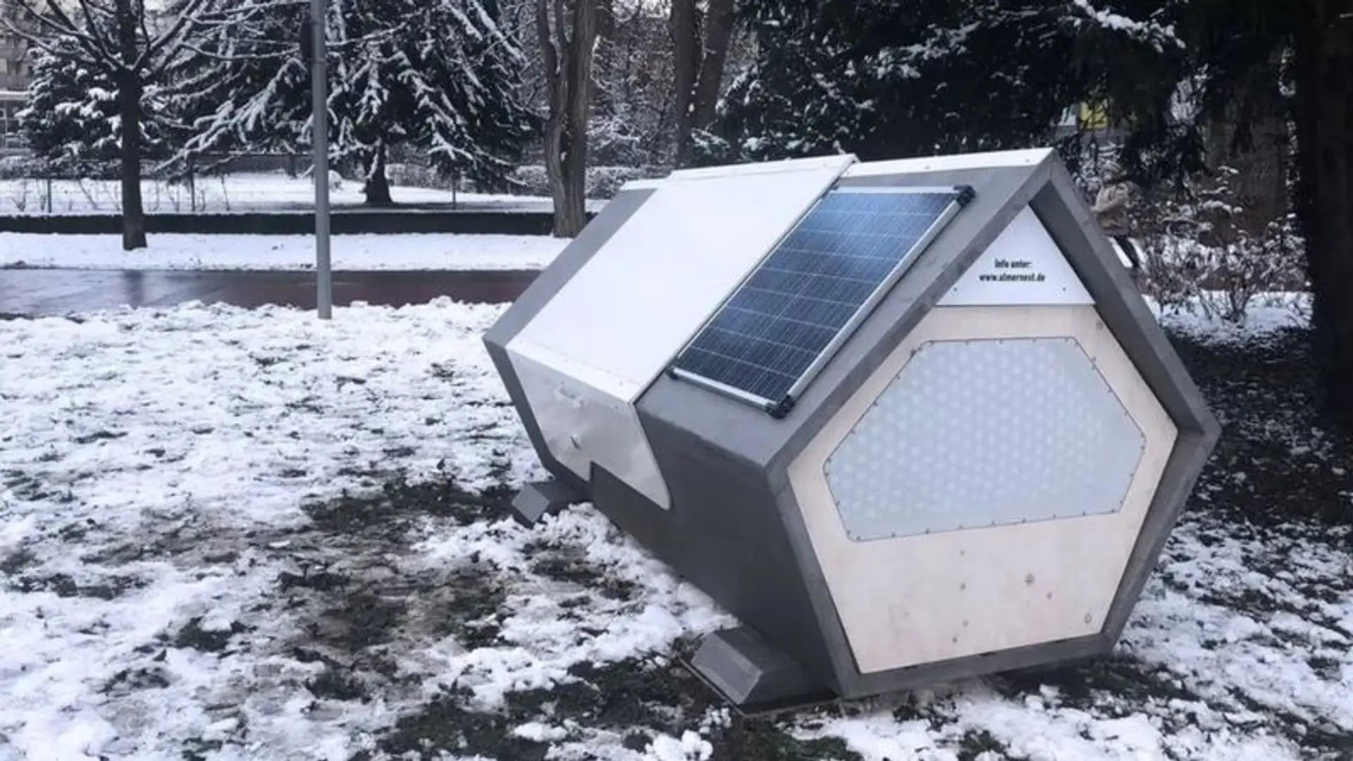 W Niemczech stanęły kapsuły dla bezdomnych. Są ocieplane, mają wentylację i panel słoneczny