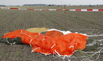 Dwa spadochrony zawiodły. 40-latek zginął na miejscu