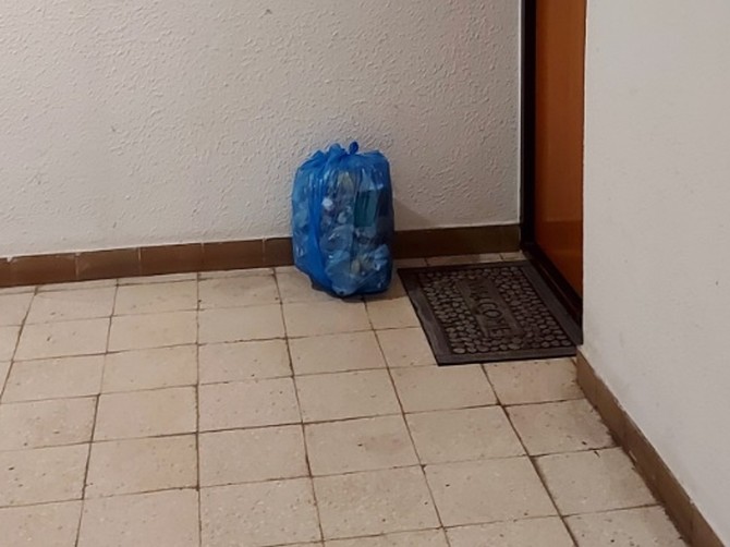 Smeće ispred stana