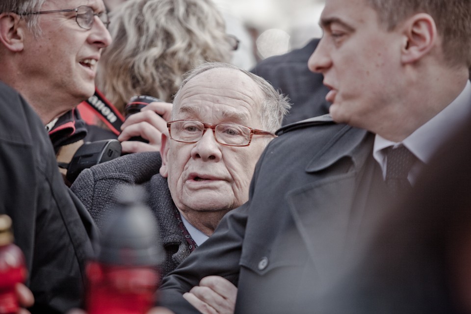 Zwolennicy PiS przed pałacem, fot. Maciej Stankiewicz