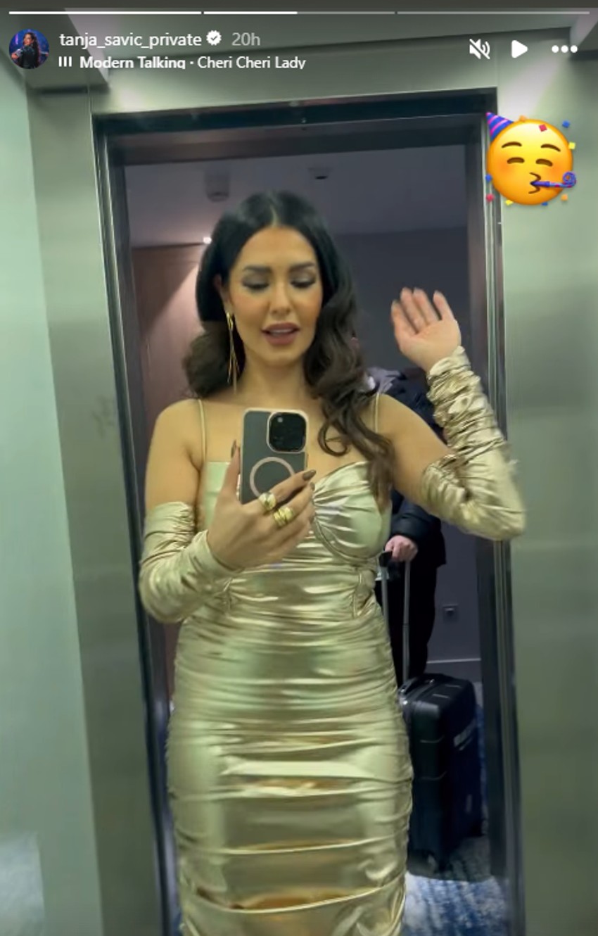 Tanja Savić u zlatnoj haljini