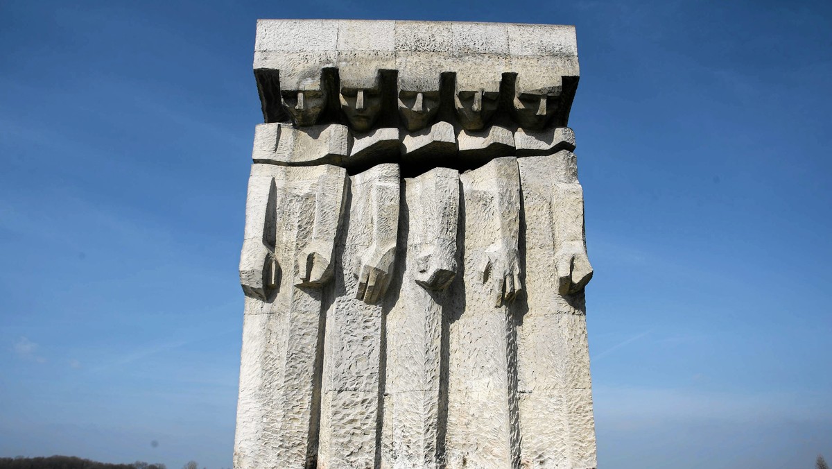 Na terenie byłego niemieckiego obozu koncentracyjnego w krakowskim Płaszowie dokonano niecodziennego odkrycia. Pies, który spacerował ze swoim właścielem po historycznym obiekcie dokopał się w ziemi ludzkiej czaszki. Właściciel od razu poinformował policję - informuje Radio Kraków.