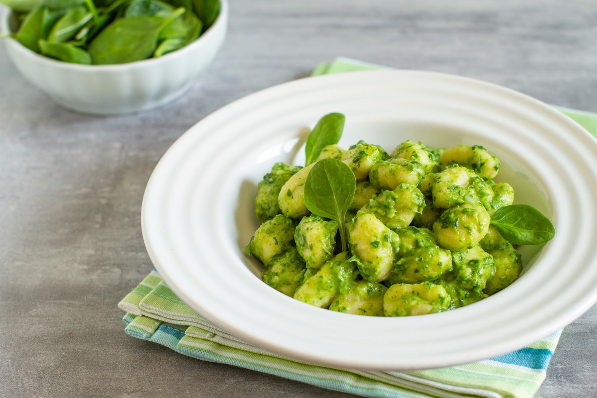 Gnocchi z pesto, czyli włoskie kluseczki z aromatycznym sosem z bazylii, przeniosą nas prosto do słonecznej Italii