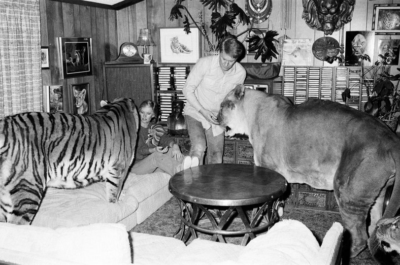 Tippi Hedren i Noell Marshall w swoim domu w latach 80.